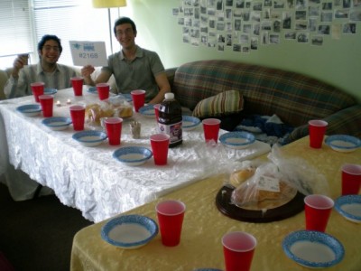 Students setting up for a Shabbat meal. | Courtesy: Hart Levine 