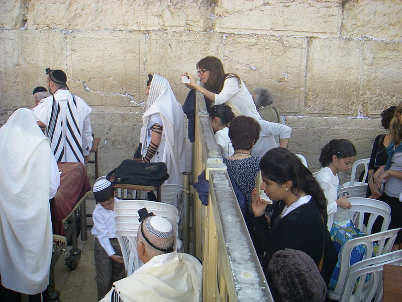 800px-Separation_between_the_female_portion_of_the_western_wall