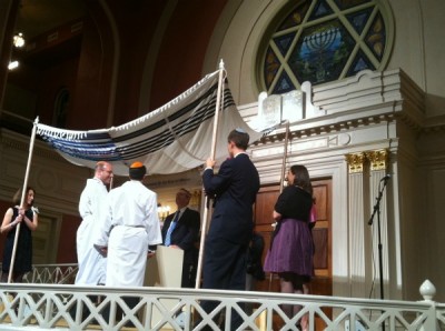 Rabbi Steve Greenberg presiding at the world's first Orthodox gay wedding. | CC via RACRJ