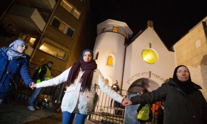  Peace ring formed around Oslo synagogue | Photo Credit: Shalom Life.