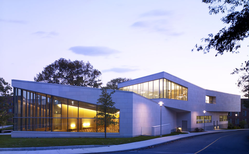 The Brandeis admissions building. | By Leo Felici [CC BY-SA 3.0], <a href="https://commons.wikimedia.org/w/index.php?curid=16801712">via Wikimedia Commons</a>